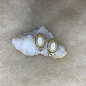 VINTAGE gold tone earrings.